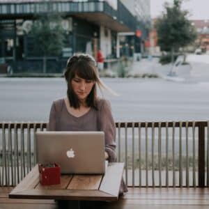 Photo Freelancer working on laptop