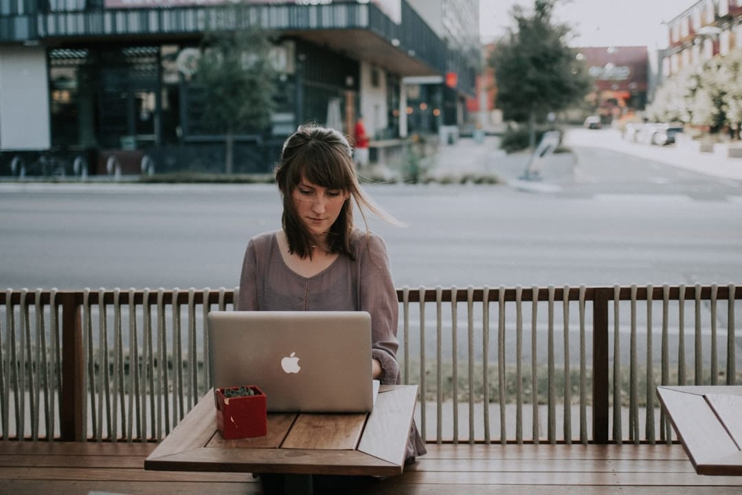 Photo Freelancer working on laptop