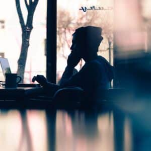 Photo Freelancer working on laptop