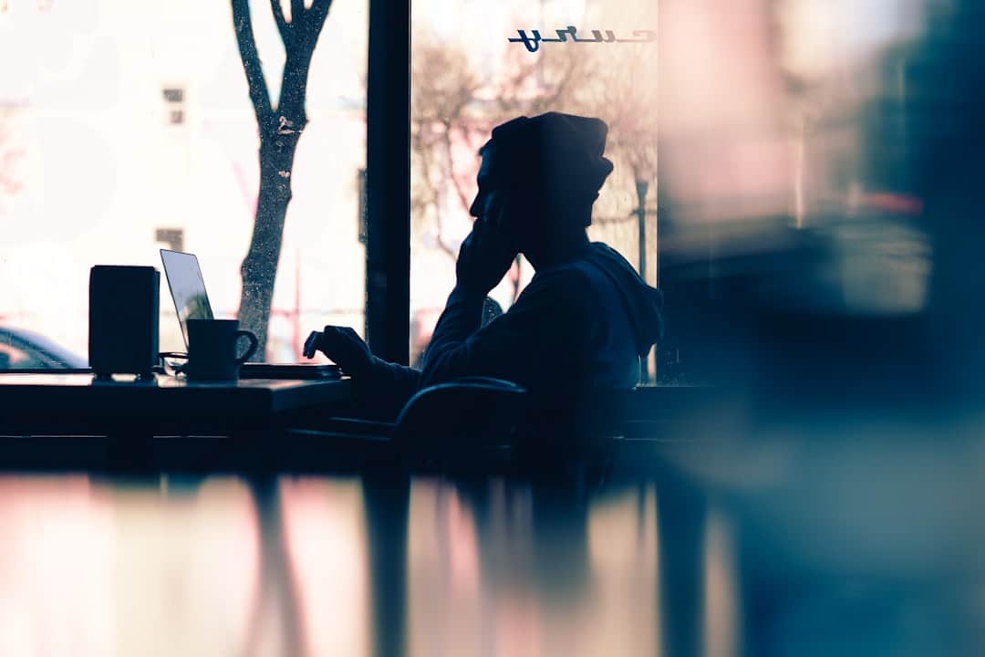 Photo Freelancer working on laptop