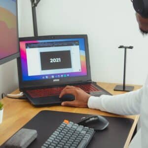 Photo Virtual assistant working on laptop