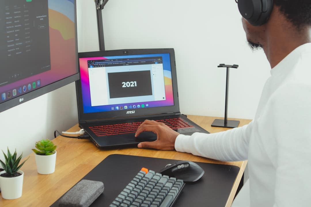 Photo Virtual assistant working on laptop