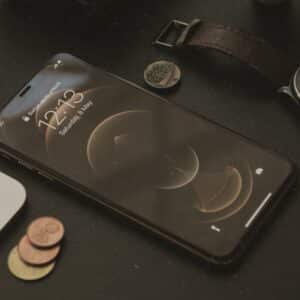 Photo Smartphone with money icon