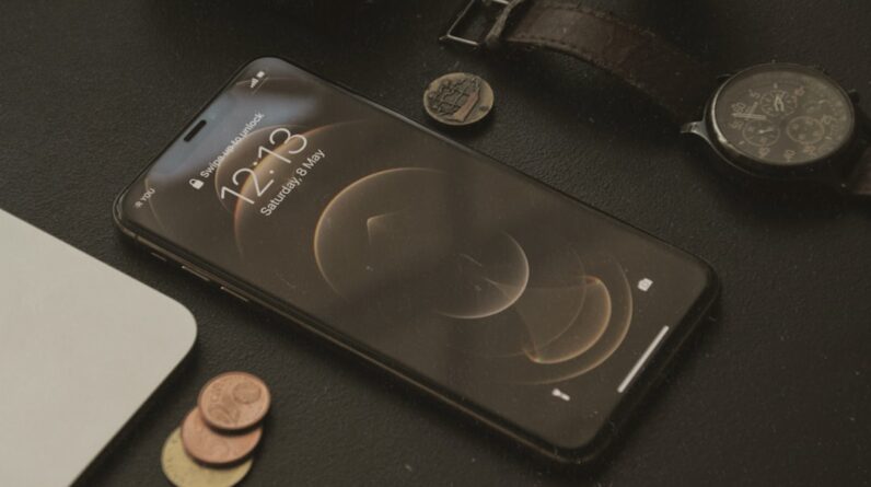 Photo Smartphone with money icon